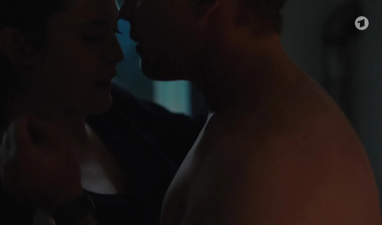 Dagny Dewath, Emily Cox hot ⭐ Hartwig Seeler - Ein neues Leben (2021)