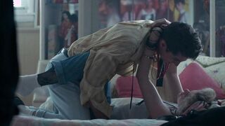 Elena Kampouris naked - Shoplifters of the World (2021) Sex video