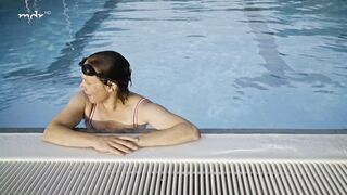 Eva Löbau, Nele Kießling nackte - Fredda Meyer (2021) Topless in the Pool
