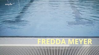 Eva Löbau, Nele Kießling nackte - Fredda Meyer (2021) Topless in the Pool