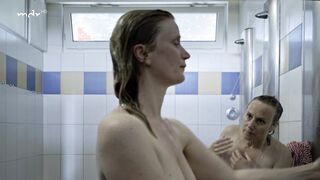 Eva Löbau, Nele Kießling nackte - Fredda Meyer (2021) Topless in the Pool