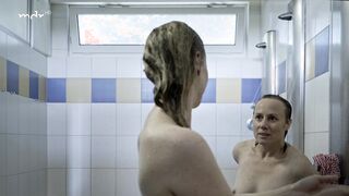 Eva Löbau, Nele Kießling nackte - Fredda Meyer (2021) Topless in the Pool