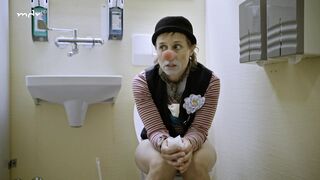 Eva Löbau, Nele Kießling nackte - Fredda Meyer (2021) Topless in the Pool