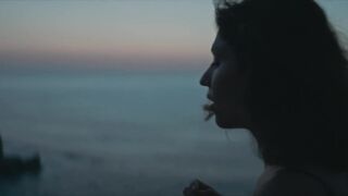 Usúe Álvarez nude - El radioaficionado (2021)