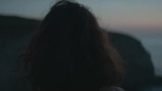 Usúe Álvarez nude - El radioaficionado (2021)