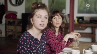 Anja Antonowicz, Wolke Hegenbarth - Toni, männlich, Hebamme s01e01 (2019) Naked Scenes