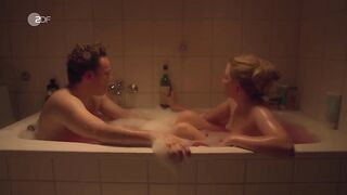 Isabella Wolf - Fett und Fett s02e02 (2019) Nude Scenes