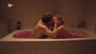 Isabella Wolf - Fett und Fett s02e02 (2019) Nude Scenes