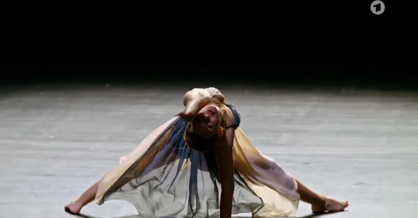 Mona Pirzad, Nadja Bobyleva – Käthe und ich s01e01 (2019) Naked Movie Scene