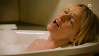 Simone Hanselmann hot - Familie Dr. Kleists 09e01 (2019)