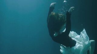 Camille Dagen nude - Les Mouvements de l’eau (2018) Bath Scene