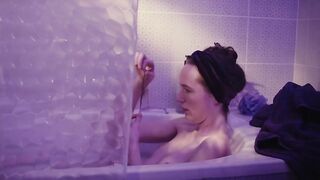 Clémence Josseau topless - A cause du soleil (2020) Bathtub Nude Scene