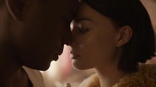 Margot Robbie, Anya Taylor-Joy - Amsterdam (2022) Hot Scene