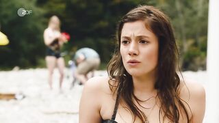 Rieke Seja, Maria Simon, Janina Elkin, Julia Beautx - Gestern waren wir noch Kinder (2022)  s01e03-06