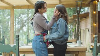 Diana Bovio, Katixa Mecerreyes, Ana Sofia Gatica, Montserrat Marañon - Atrapadas en Familia (2022) hot scenes