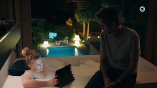 Christine Eixenberger sexy- Toni, männlich, Hebamme s01e08 (2023) bathroom hot episode