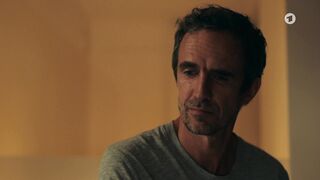 Christine Eixenberger sexy- Toni, männlich, Hebamme s01e08 (2023) bathroom hot episode