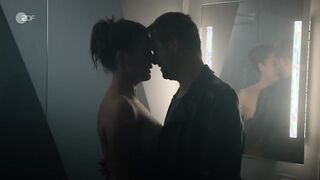 Emily Cox nude - Kleine Eheverbrechen (2023) short topless scene