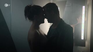 Emily Cox nude - Kleine Eheverbrechen (2023) short topless scene