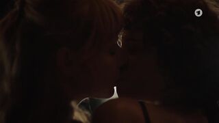Jasmin Gerat, Sarah Bauerett nude - Der Kroatien-Krimi s07e02 (2023) hot lesbian scenes