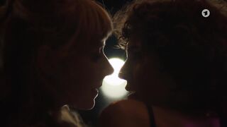 Jasmin Gerat, Sarah Bauerett nude - Der Kroatien-Krimi s07e02 (2023) hot lesbian scenes