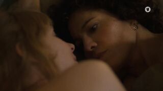 Jasmin Gerat, Sarah Bauerett nude - Der Kroatien-Krimi s07e02 (2023) hot lesbian scenes