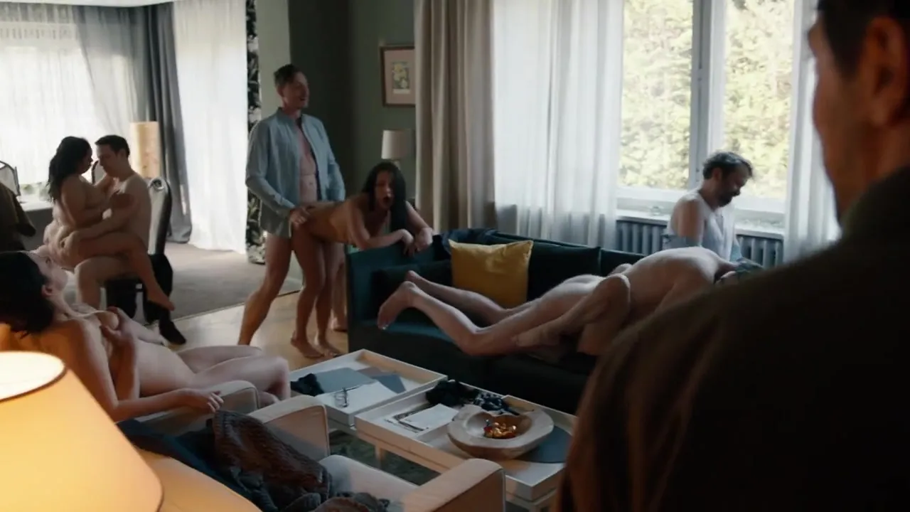Pina Kühr nackte – Jerks s05e05 (2023) funny orgy short scene
