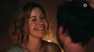 Wolke Hegenbarth nude - Toni, männlich, Hebammes01e07 (2023) Flashing tits scene