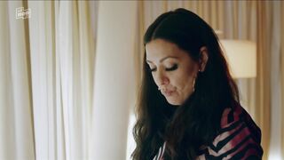 Jasmin Shakeri, Llewellyn Reichman - Deadlines s01e06 (2021) topless scene