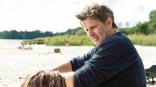 Pauline Knof sexy bikini - Krauses Zukunft (2021) hot kiss scene