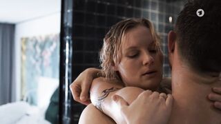 Rosalie Thomass sexy - Jackpot (2021) hottest bath scene