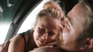 Susanne Bormann, Endlich Witwer sex - Forever Young (2021) car sex  scene