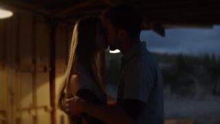 Manon Tabet - Dans l'ombre des dunes (2022) nudity episode