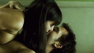 Monica Bellucci nude, Ramona Pringle nude - Shoot 'Em Up (2007)