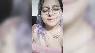 Llegas a casa y te estoy esperando, estoy ansiosa, por darte una deliciosa mamada