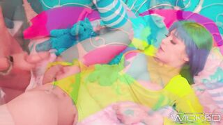 JEWELZ BLU ATTEMPTS VR & Gets Ravaged Doggy-Style for Real (Wicked Pictures)