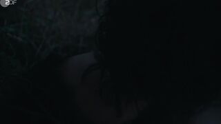 Laura Balzer sexy - Zwischen uns die Nacht (2023) hot scene
