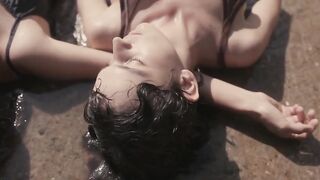 Alícia Falcó, Elena Tarrats - Las buenas compañías (2023) nude scenes