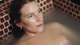 Topless actress Dree Hemingway in the bathtub - Day 47 (2020)