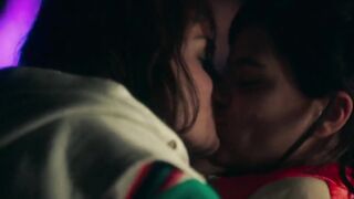 Soko nude, Noémie Merlant - A Good Man (2020) Lesbian Movie