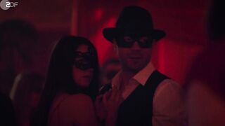 Alice Dwyer, etc - Herr und Frau Bulle s01e01 (2018)