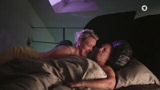 Lina Beckmann nackte - Fuuhlen Sie sich manchmal ausgebrannt und leer (2017) Comedy Sexual Scenes