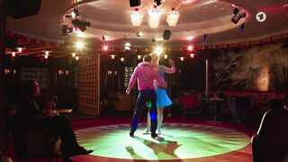 Lina Beckmann nackte - Fuuhlen Sie sich manchmal ausgebrannt und leer (2017) Comedy Sexual Scenes