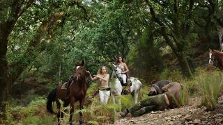 Juliane Elting, Flora Bulcao topless - O Ornitologo (2016)