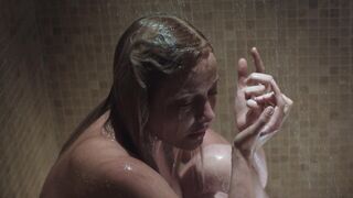 Laura Sepul naked - Ennemi public s01e10 (2016) Bath scene