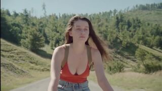 Lana Meniga nude - U šumi (2020)