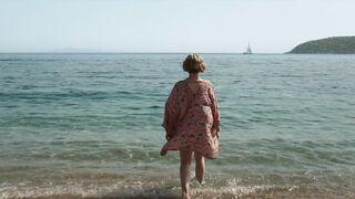 Elena Kampouris sexy - My Big Fat Greek Wedding 3 (2023) hot beach scene