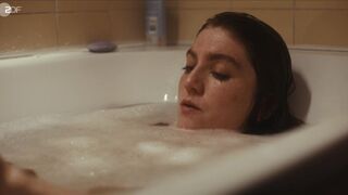 Charlotte De Bruyne sexy - Juliet s01e01 (2023) Bath Short Scene