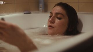 Charlotte De Bruyne sexy - Juliet s01e01 (2023) Bath Short Scene