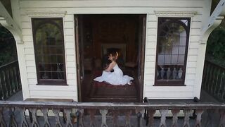 Mia Threapleton hot, Josie Totah Sexy - The Buccaneers s01e05 (2023) Lesbian Kiss